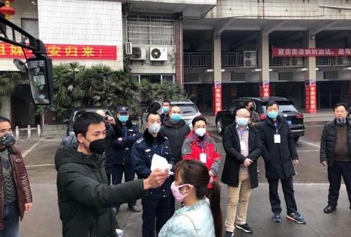 工作人員在檢測返崗農(nóng)民工體溫圖一.jpg