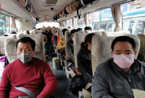 返崗農(nóng)民工在車上等候出發(fā).jpg