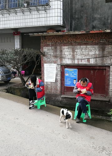 队员们匆匆用餐.jpg