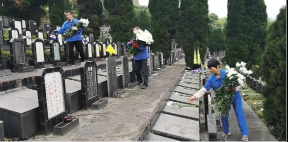 龙岗山公墓管理所组织工作人员敬献菊花和黄丝带，祭奠逝者.jpg