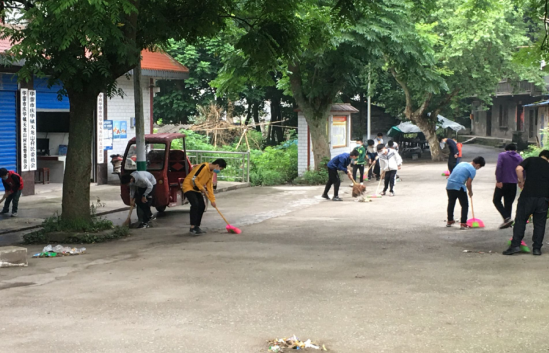 华蓥市庆华镇小学开展"用行动保护环境"学雷锋主题活动