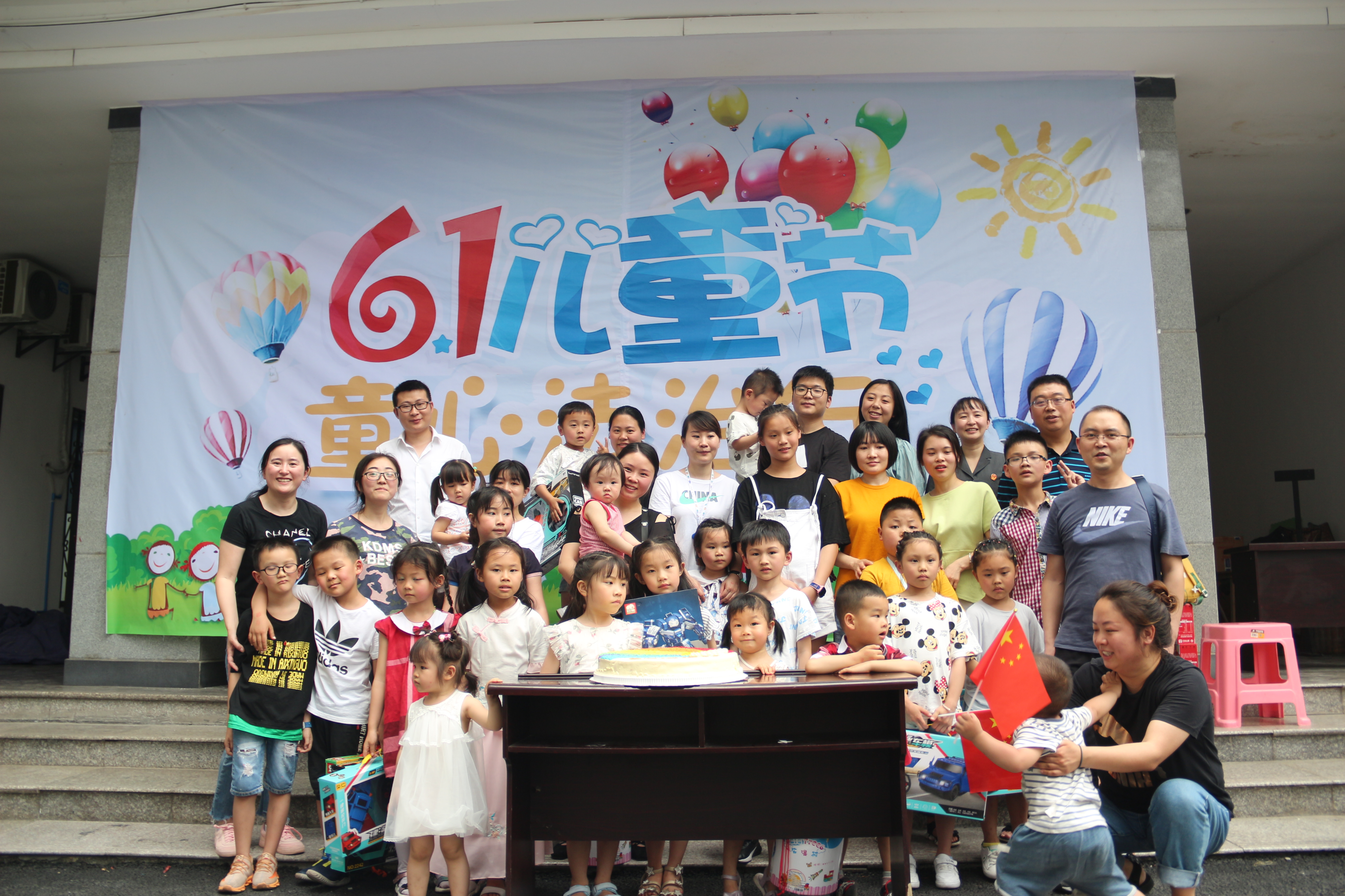 ③孩子们合影留念.JPG