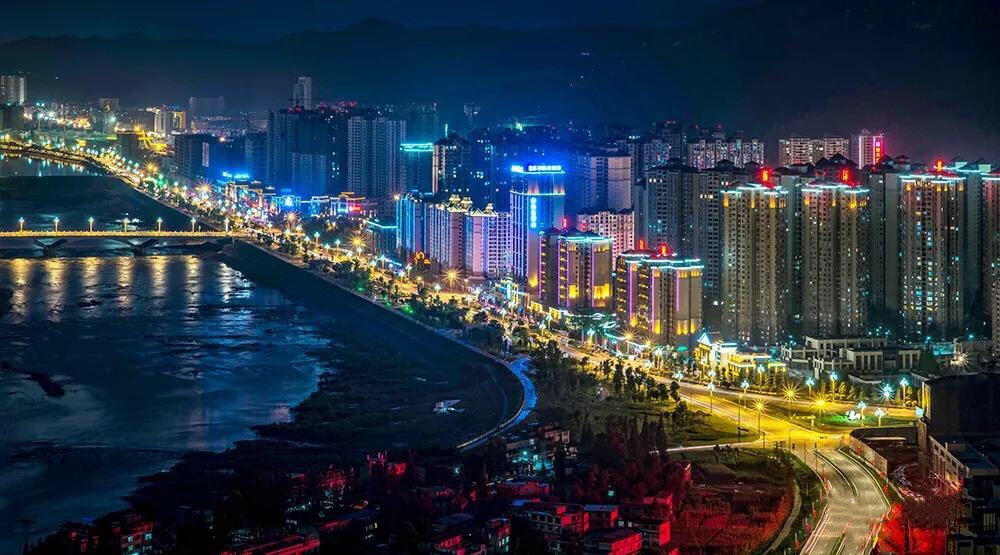 雨城夜景 戴国宏摄.jpg