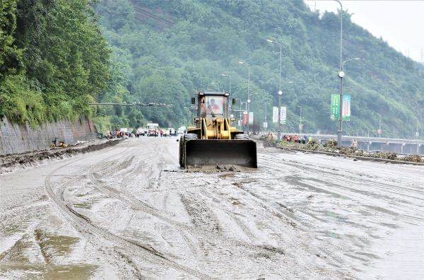 G318线多营段，洪水漫至路面后留下大量淤泥_wps图片.jpg