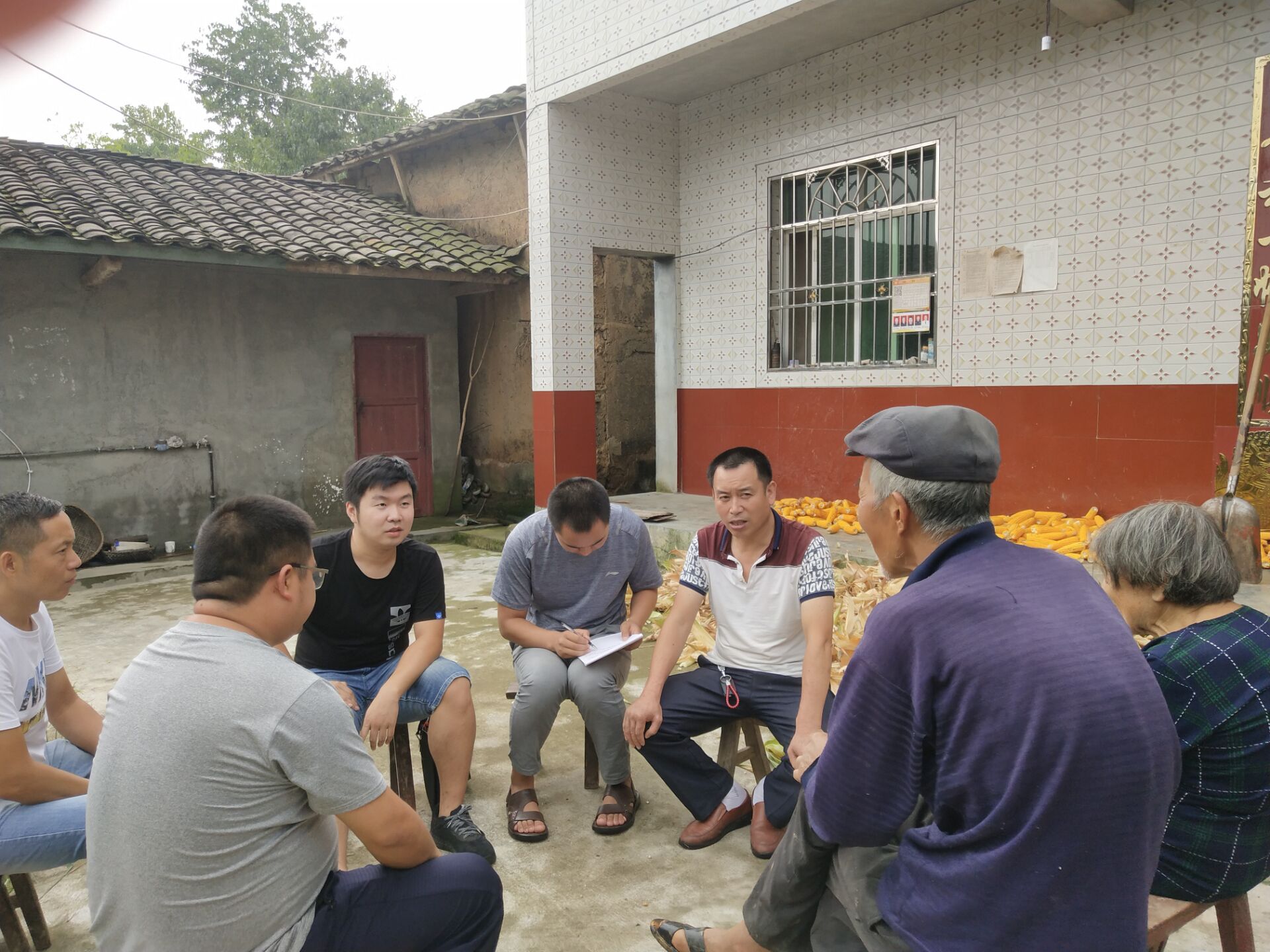 涂辉杰（左三）参与走访贫困群众.jpg