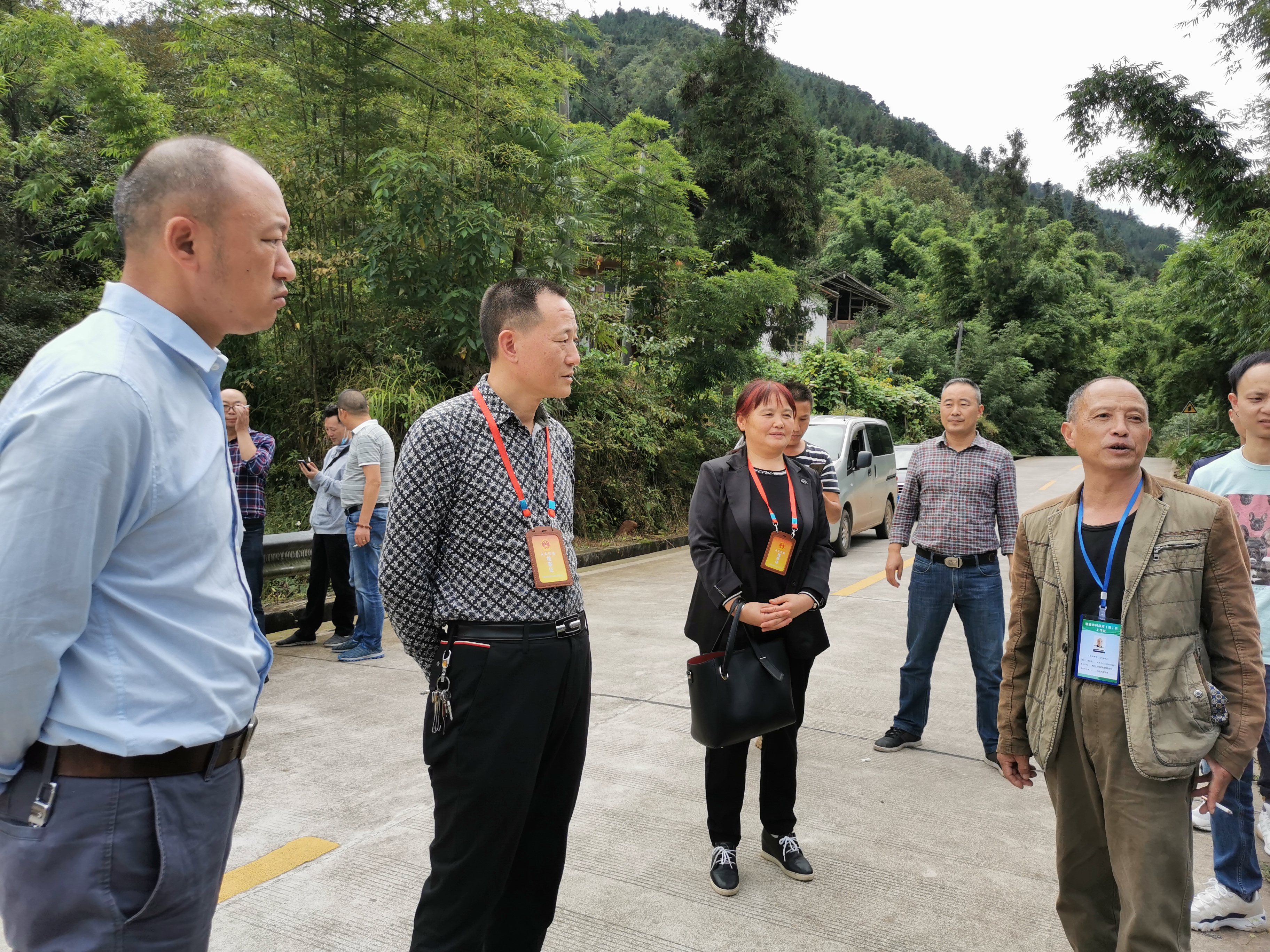 02在晏场河沿岸与村级河长进行交谈了解村级河（湖）长工作开展情况.jpg