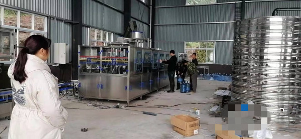 桶装水生产线上技术人员正在安装调试.jpg
