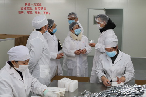 工作人员在疫情防控期间，帮扶企业药品生产.JPG