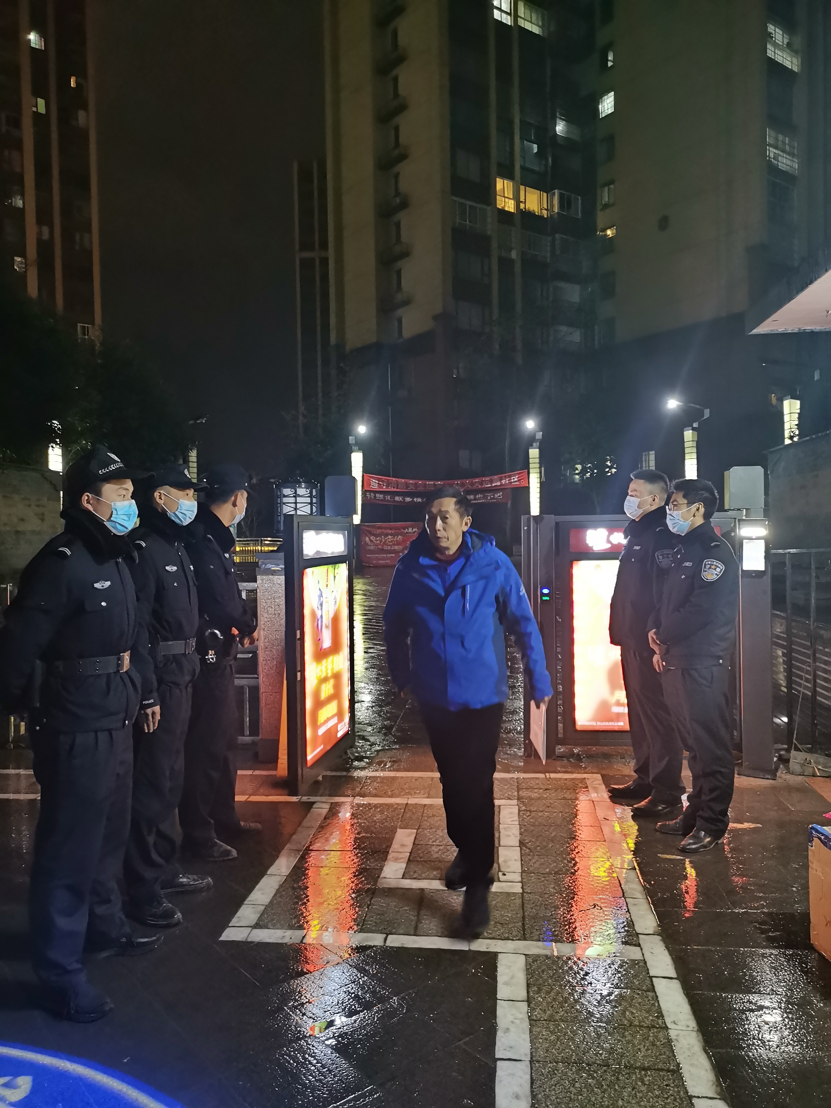 古宋派出所民、辅警在小区门口站岗督促居民扫码登记.jpg