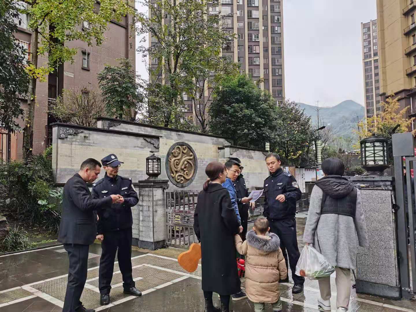 古宋派出所辅警在小区门口指导居民扫码注册登记.jpg