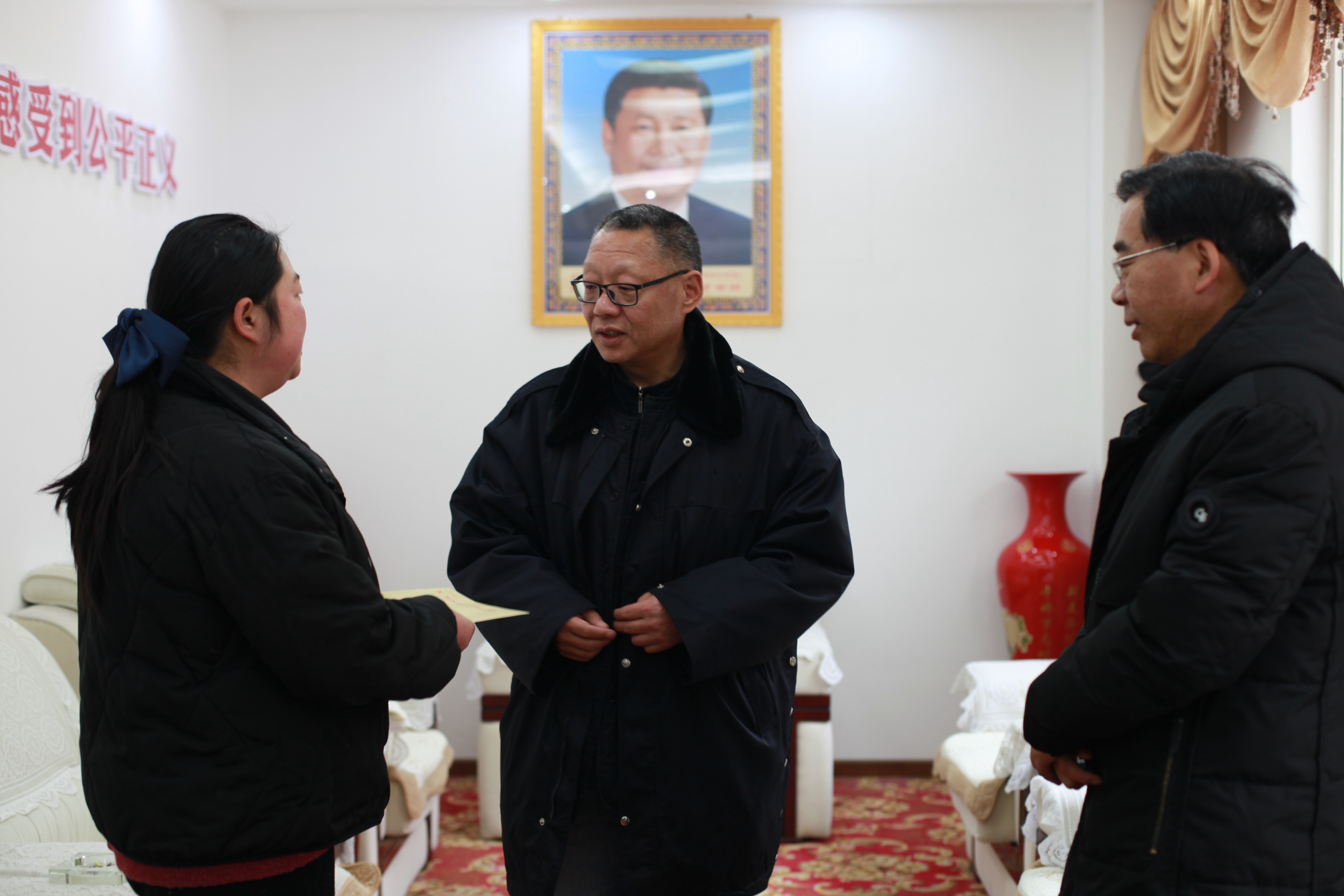 杨明副院长慰问困难干警.jpg