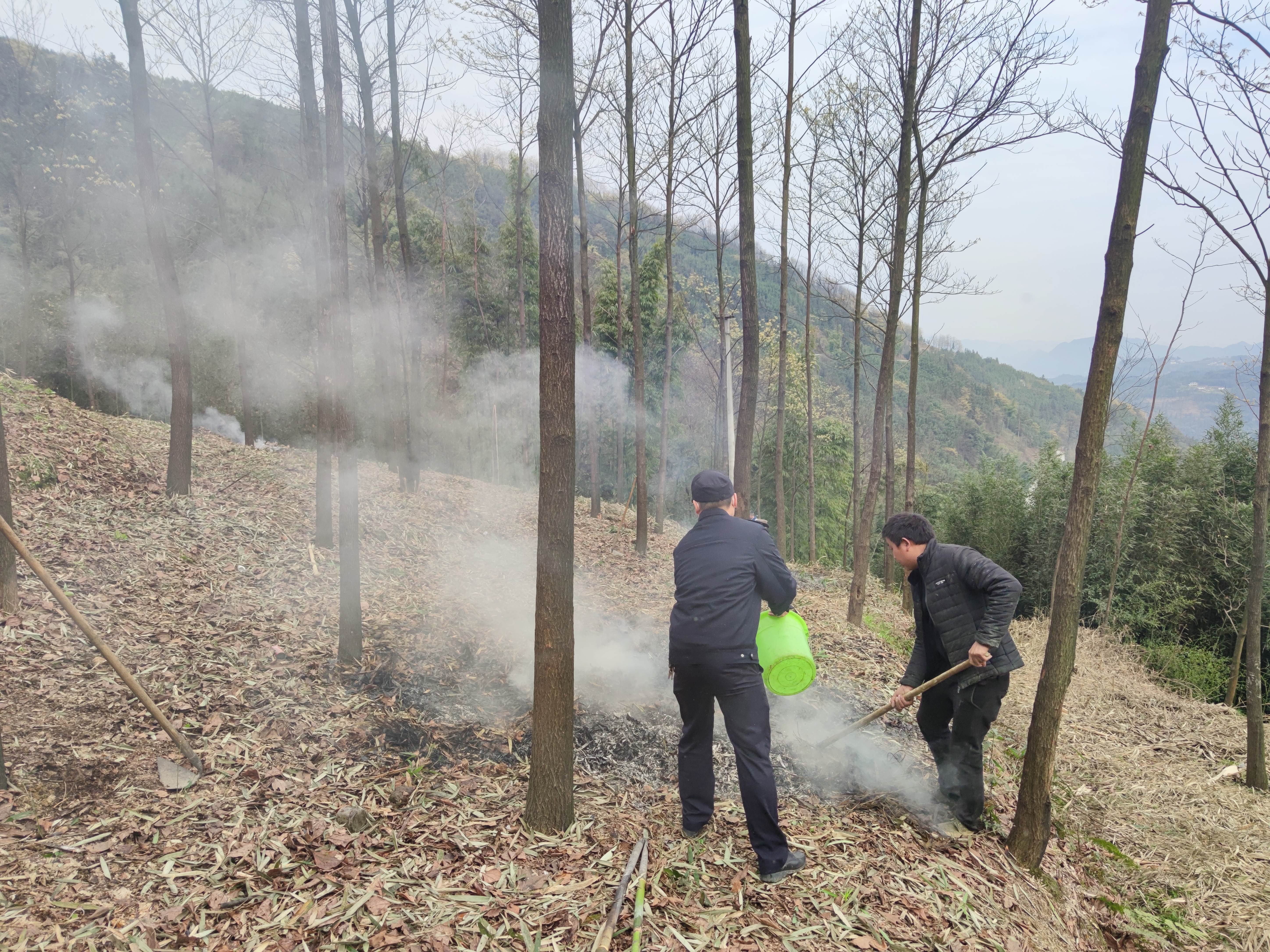 ② 法院干警利用水桶等工具将正在燃烧的火堆扑灭.jpg