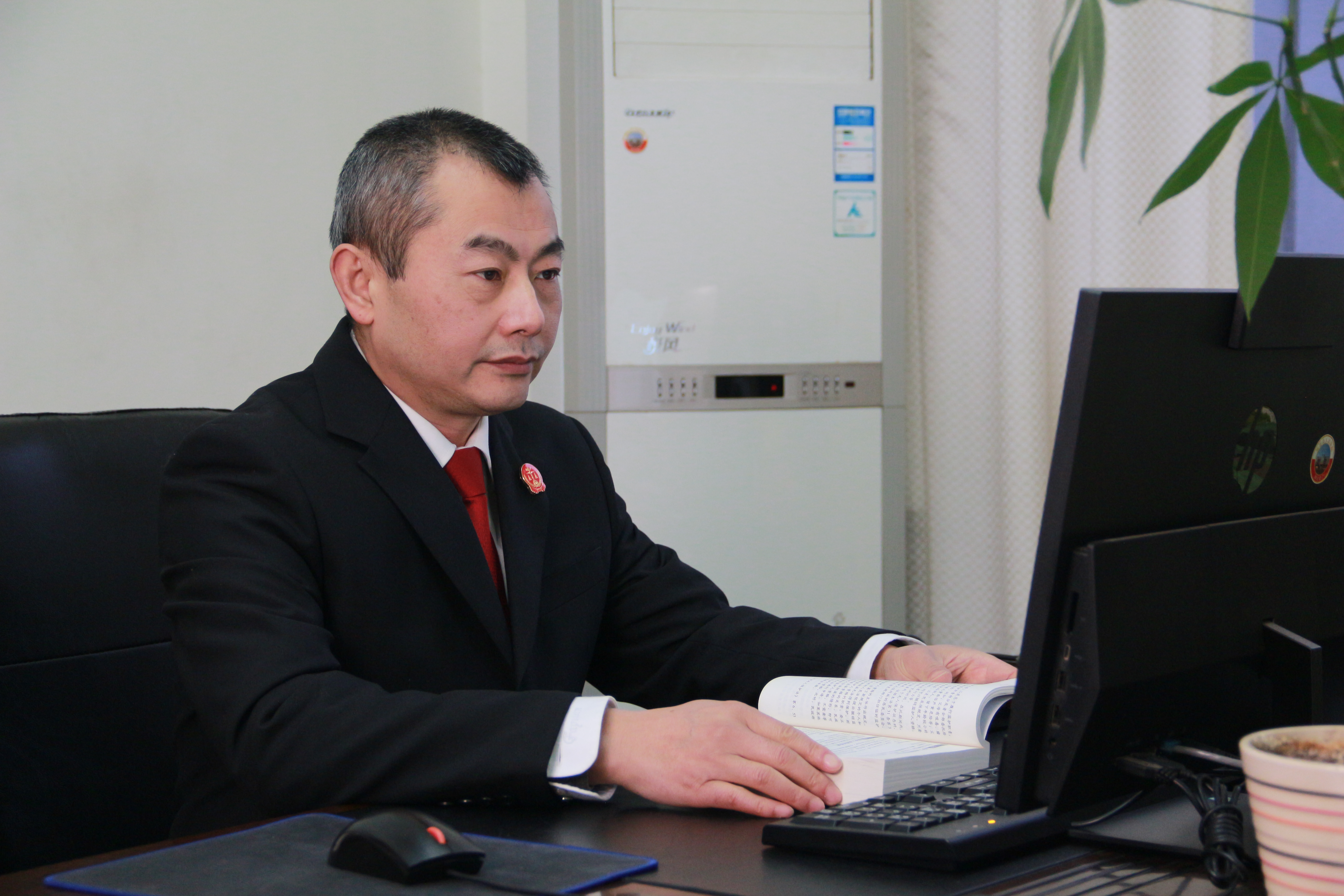 ① 筠连县法院党组书记、院长胡浩.jpg