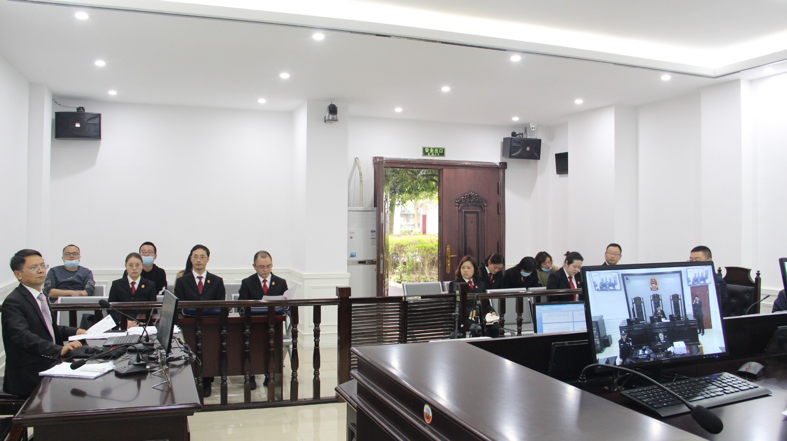 图片3：法官和法官助理观摩刘俊庭长庭审.JPG
