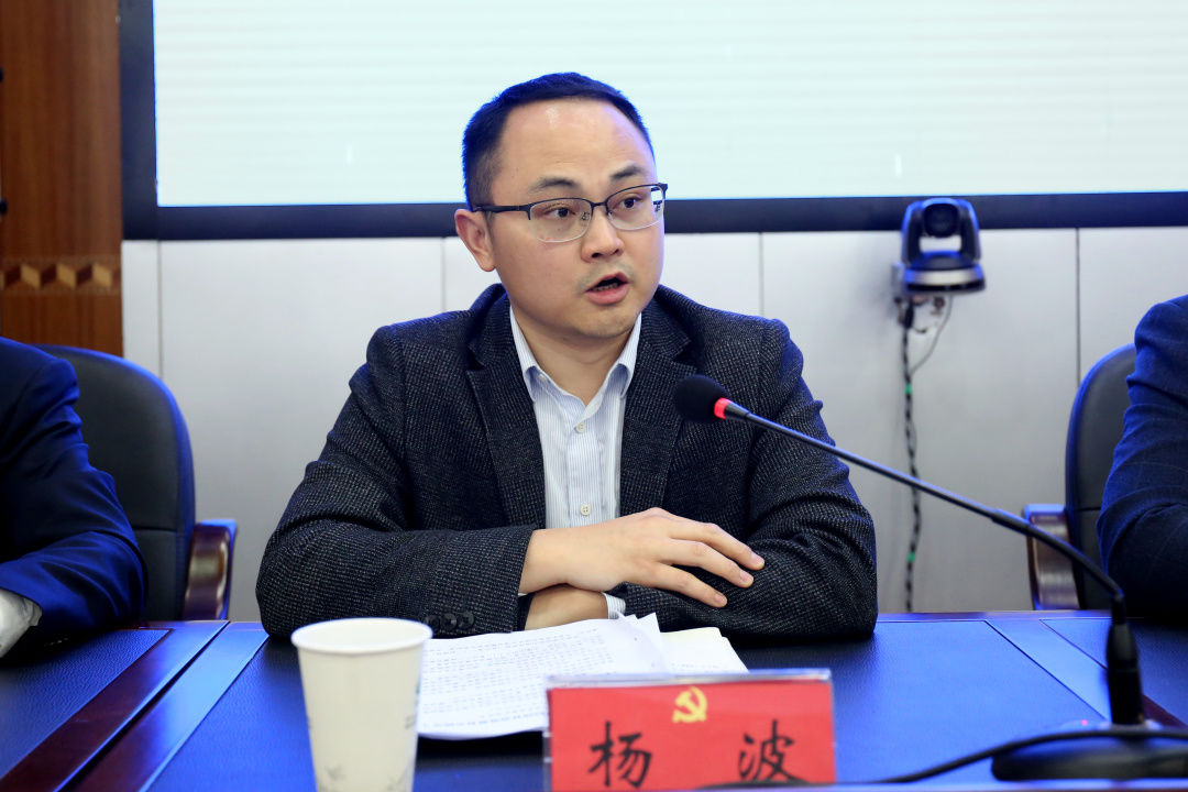 3月30日，雨城区发展和改革局副局长杨波在区“三会”新闻发布会上发言.jpg