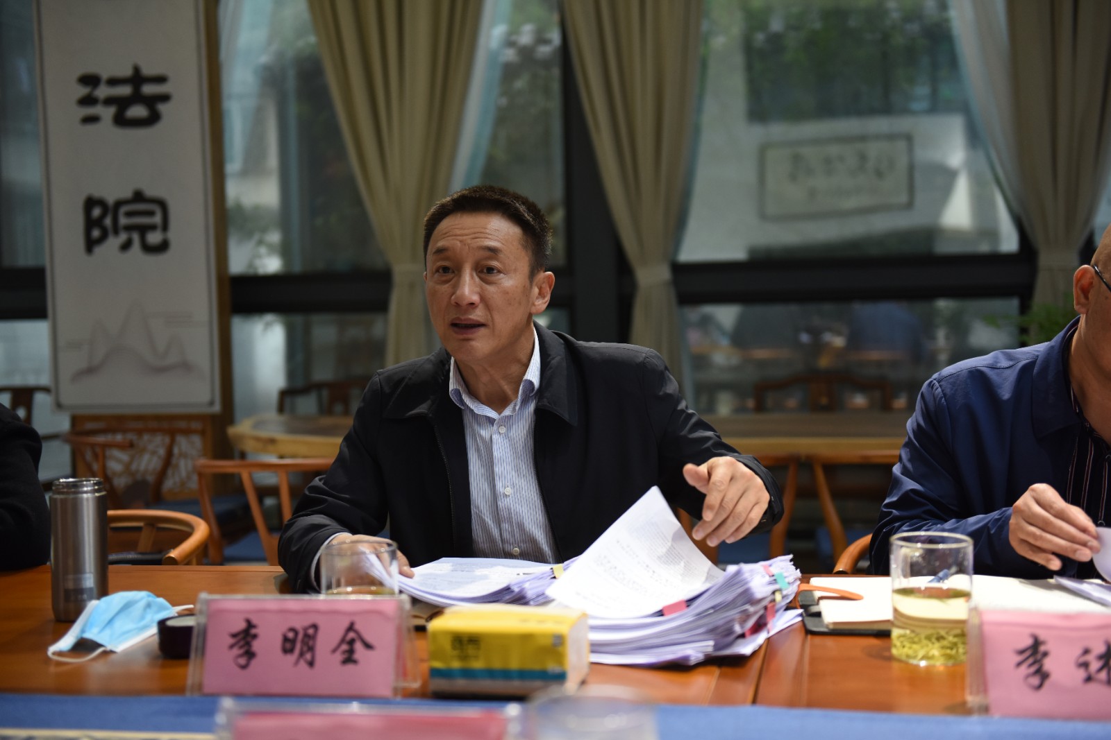 党组书记,院长蒋洪彬向指导组汇报了区法院查纠整改环节工作推进情况
