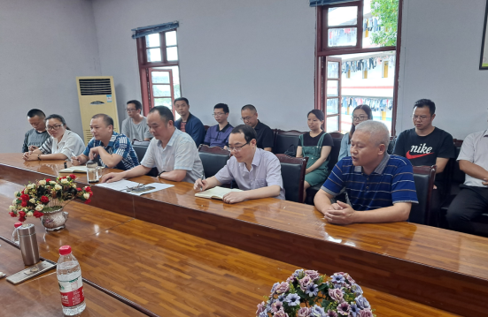 武胜县领导看望慰问武胜中心中学高三教师