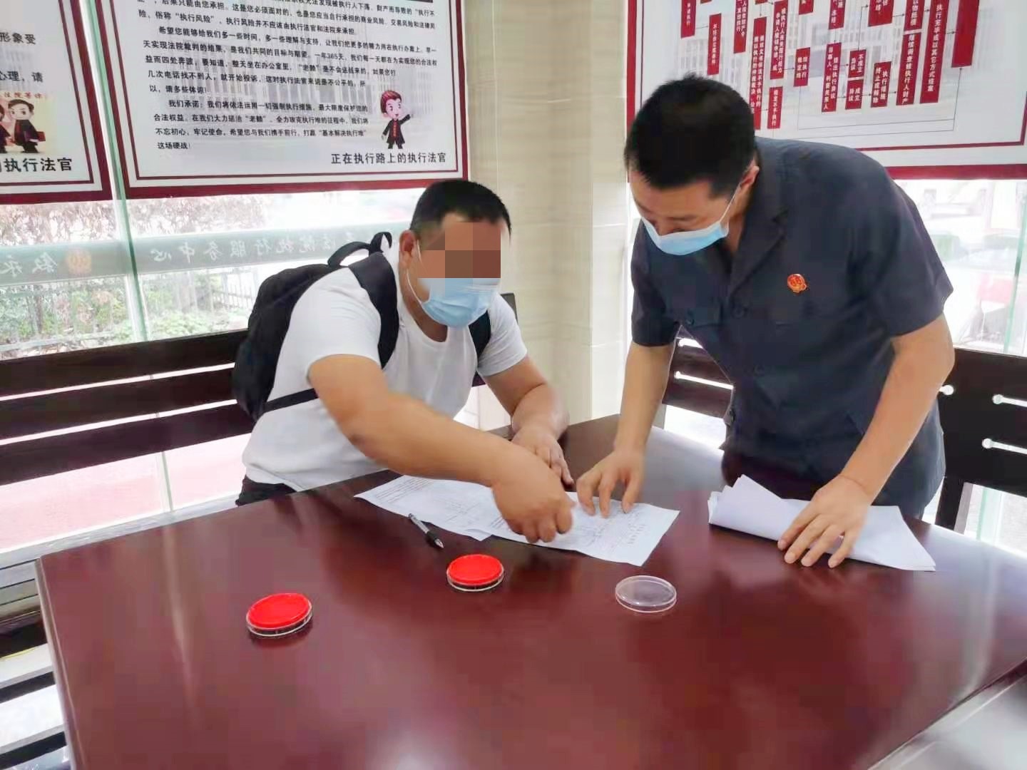 被执行人主动到法院缴纳案款  签署履行承诺书.jpg