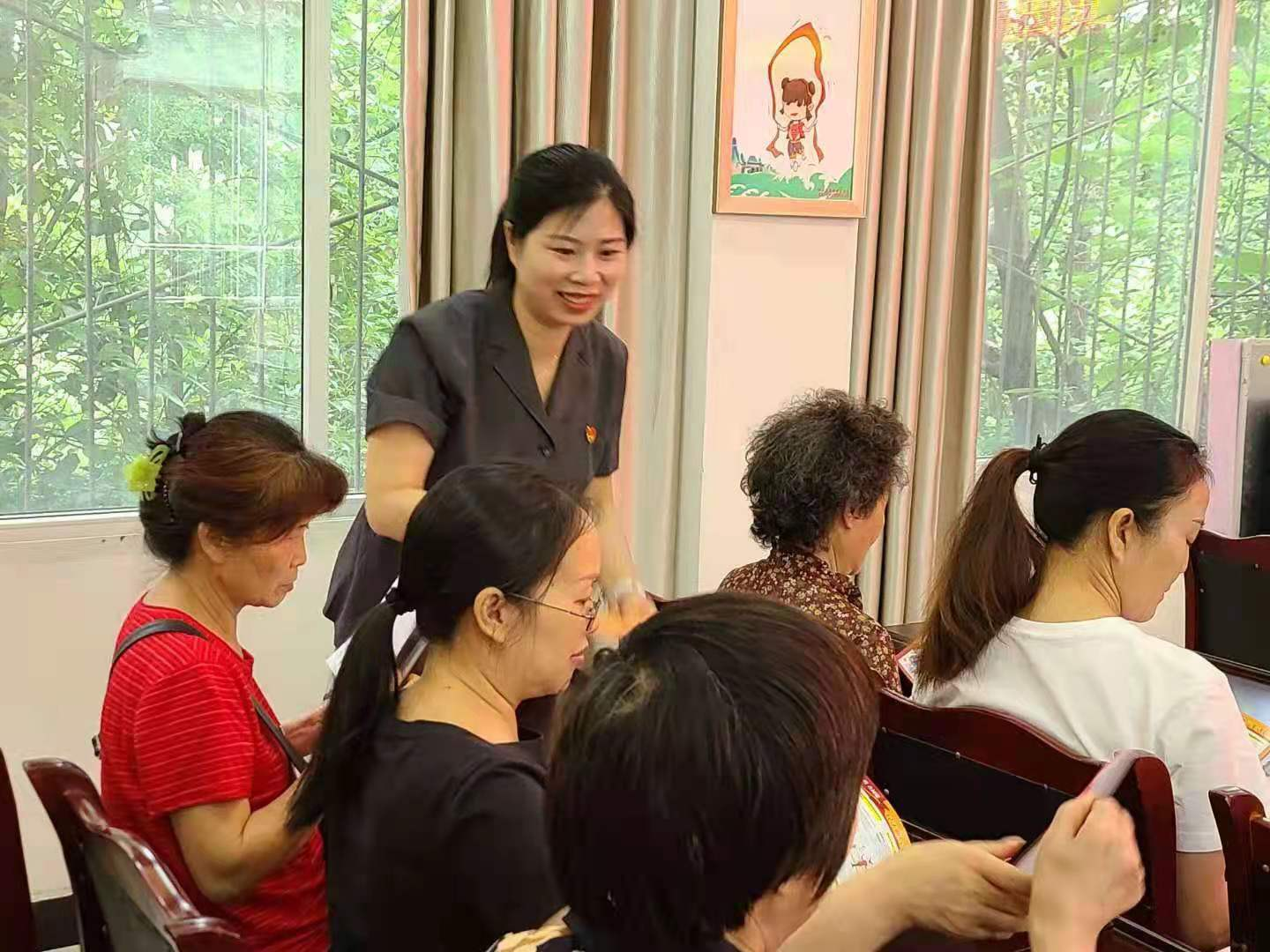 叙州区法院法官为现场居民发放民法典宣传册.png