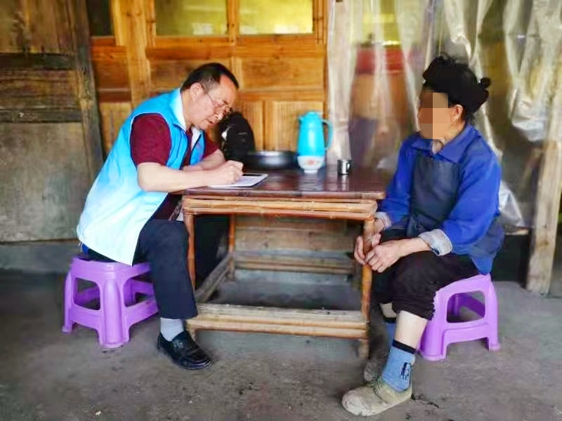 “守护夕阳”调解员上门协助老人书写强制执行申请书.jpg