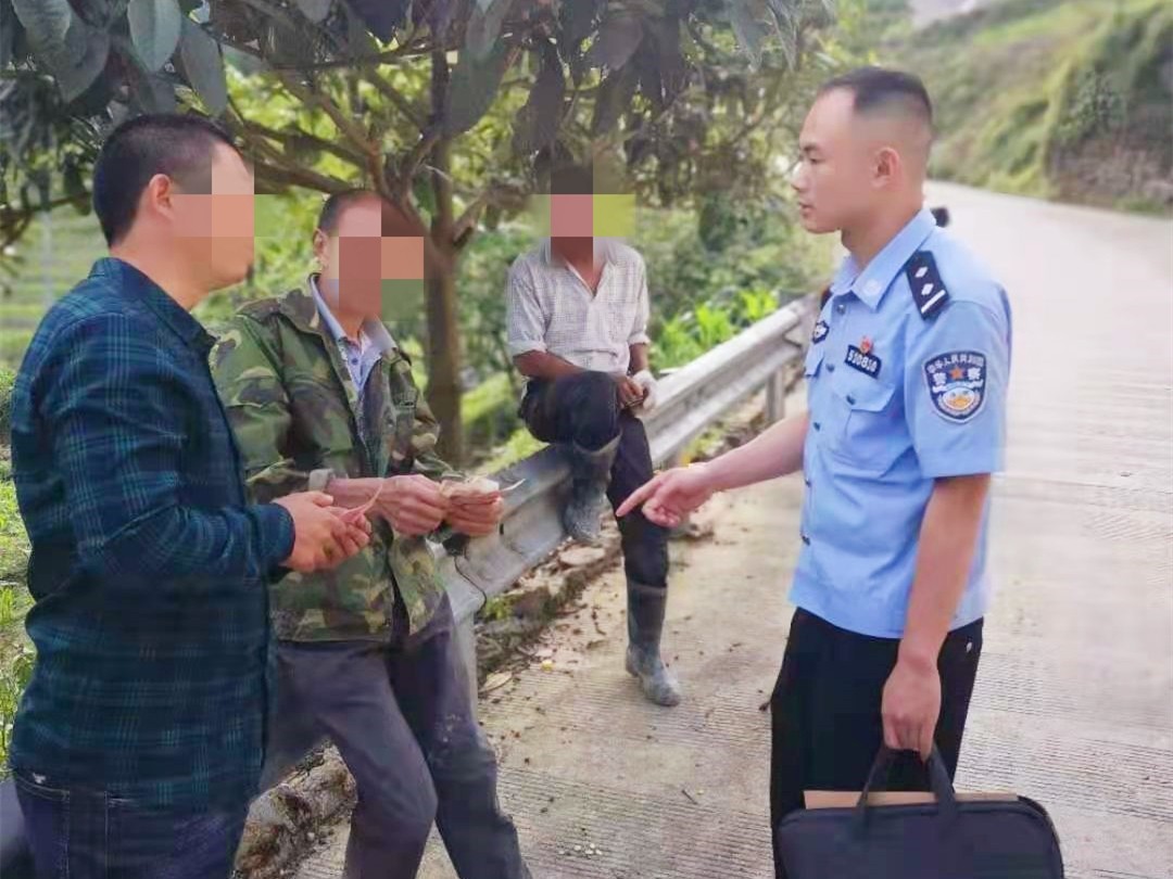 执行员对当事人释法明理，进行家风教育.jpg