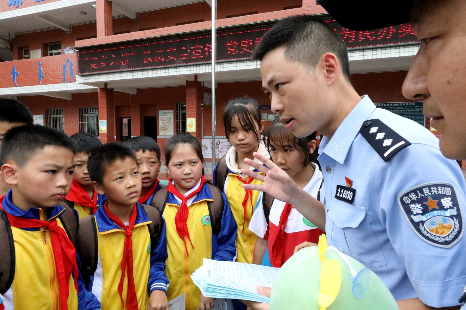 1铁路民警为小学生宣讲高速铁路站、车、线安全行为具体情形，提升孩子们自身防护意识。.JPG