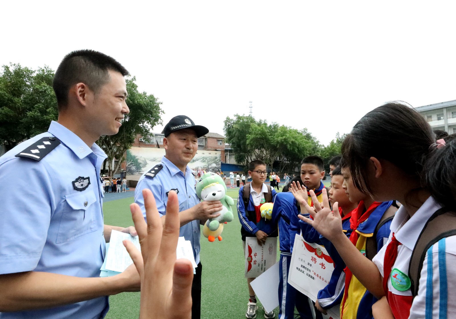 3民警开展课后安全知识有奖问答，为大家提前送去六一礼物.JPG