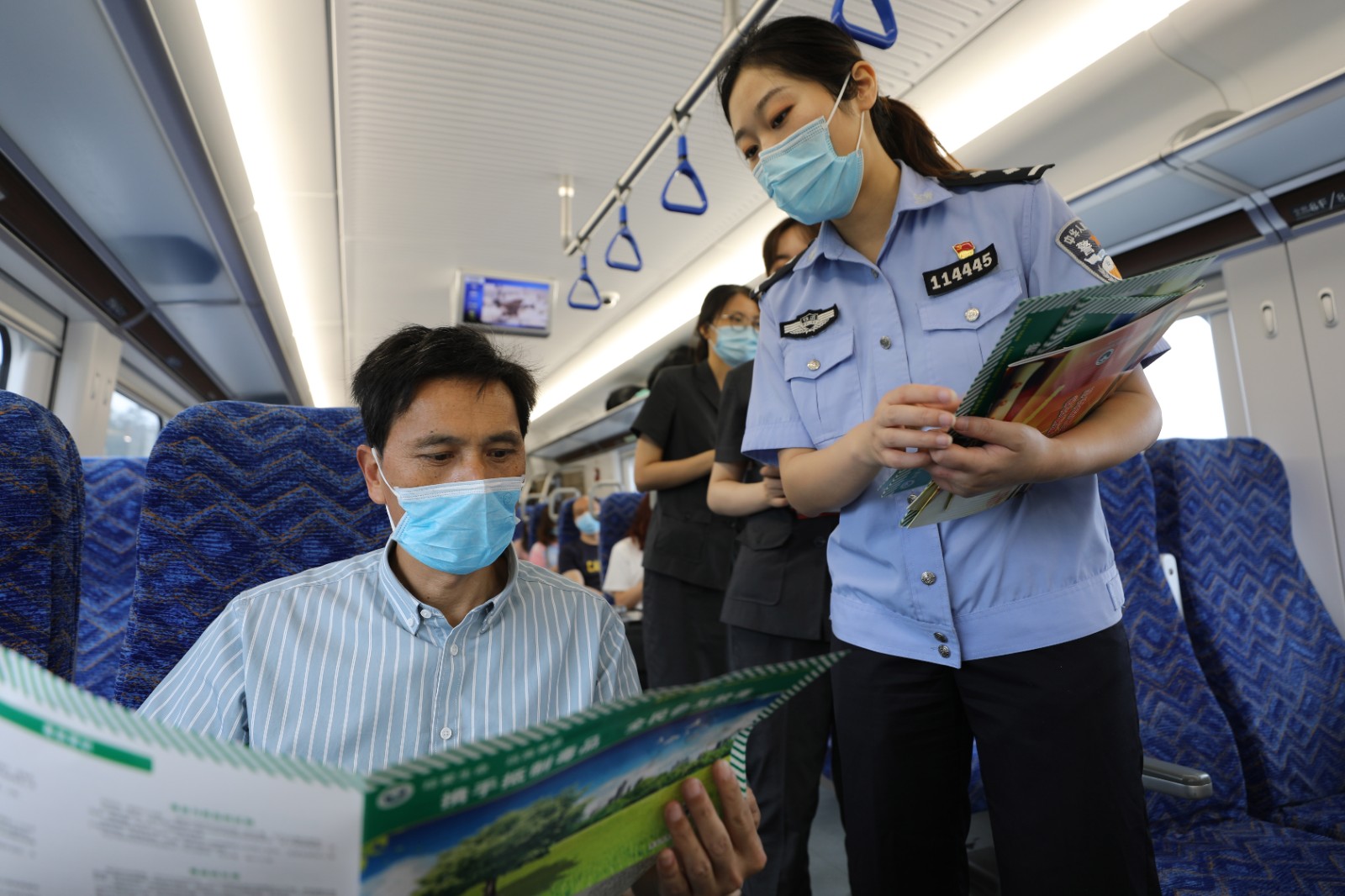 图3：西昌铁警在C6622次列车上开展禁毒宣传.JPG