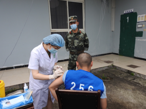 乐至县看守所联系社区卫生院为在押人员注射新冠疫苗