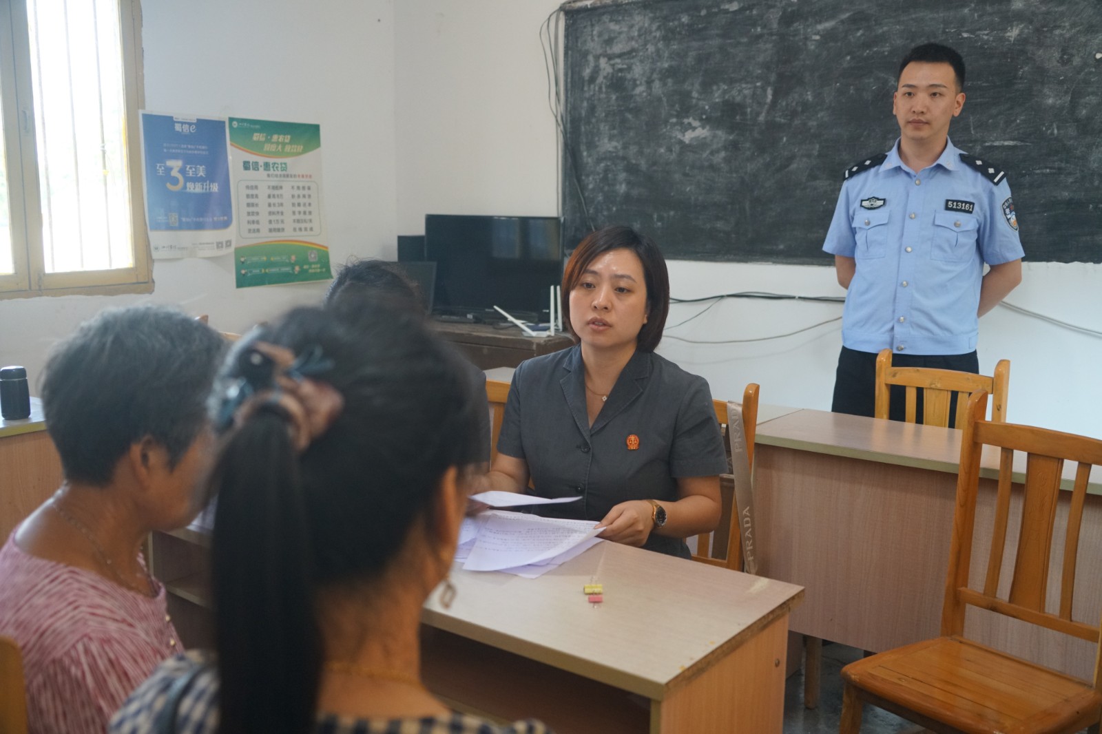 图：法官对当事人母女劝解.JPG