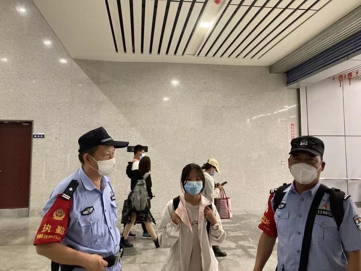 民警将拉女士女儿接到攀枝花南站等待拉女士到来.jpg