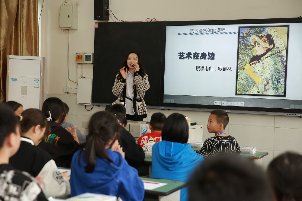 融晴社志愿者为武阳中学学生上美术课.jpg