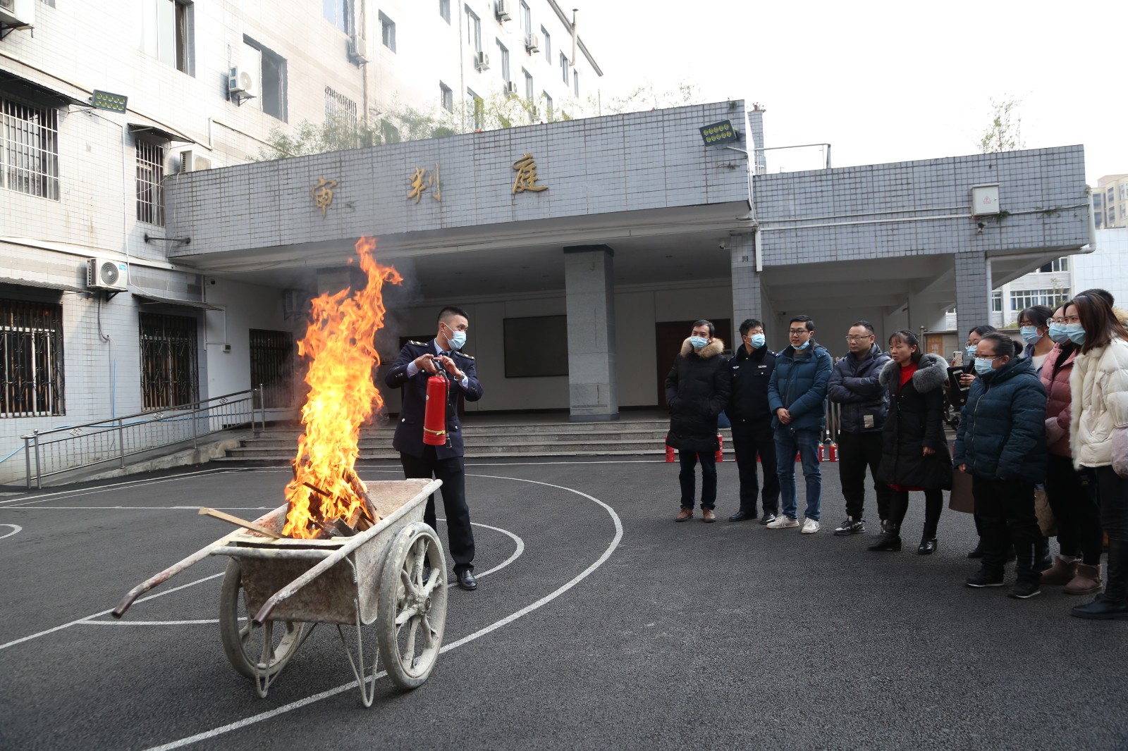 图片2：李老师现场示范灭火器的使用方法.JPG