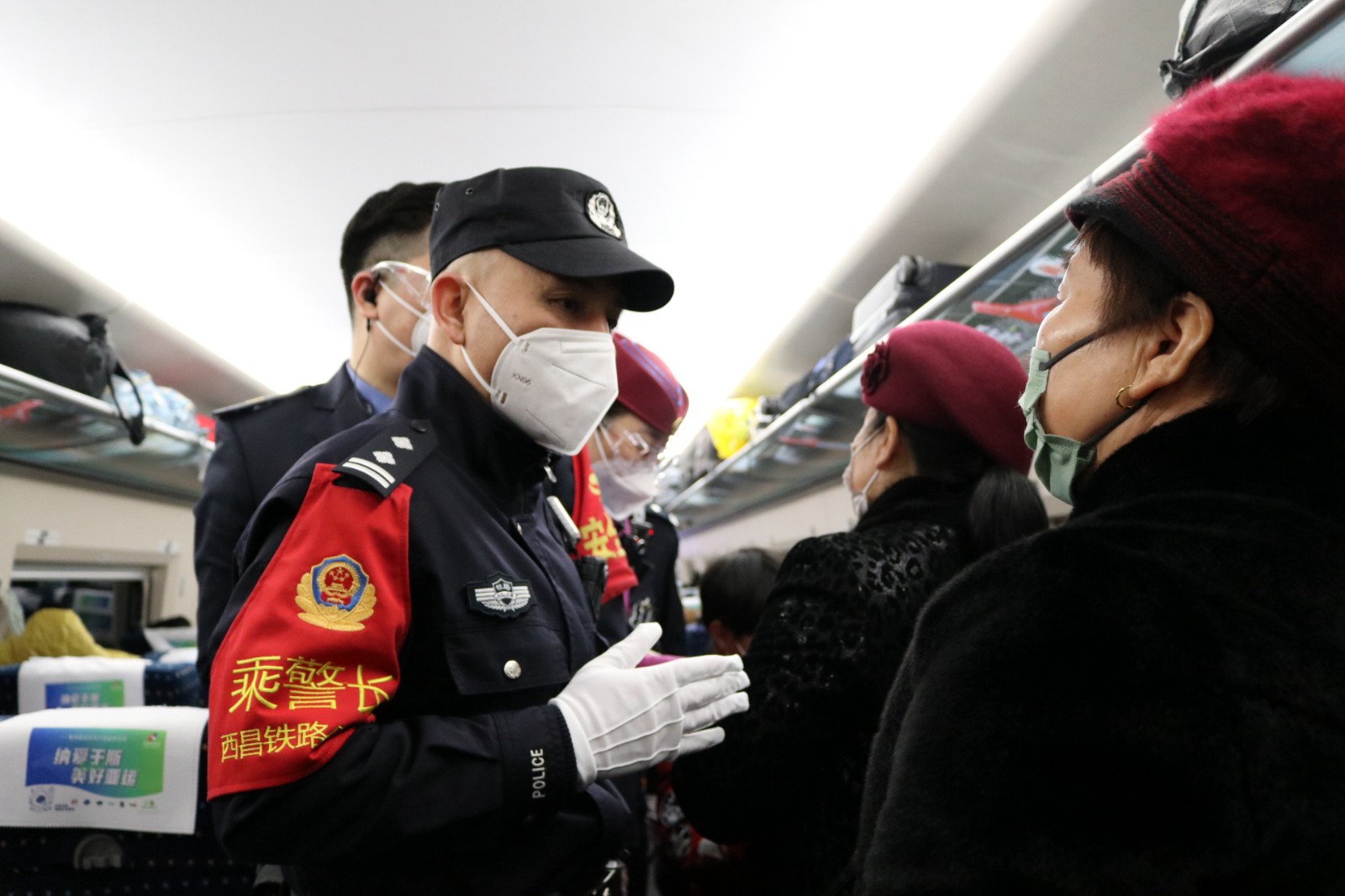 1乘警巡乘中对旅客开展安全宣传.JPG