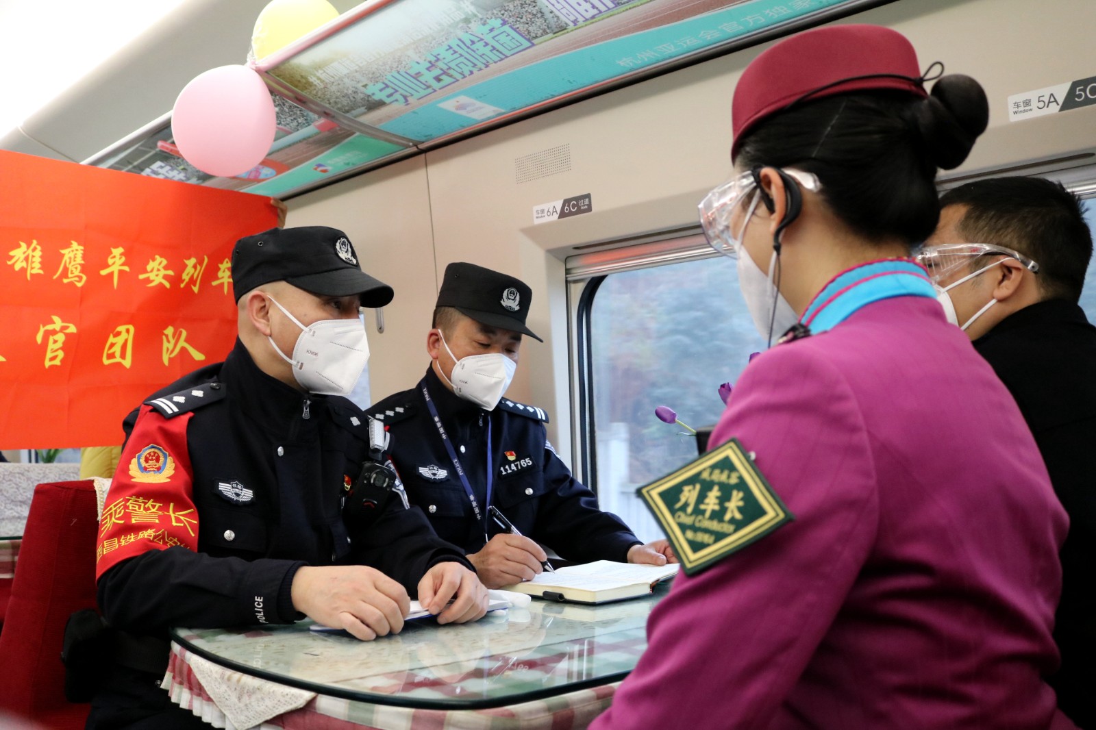 4乘警和车班工作人员召开每日工作例会.JPG