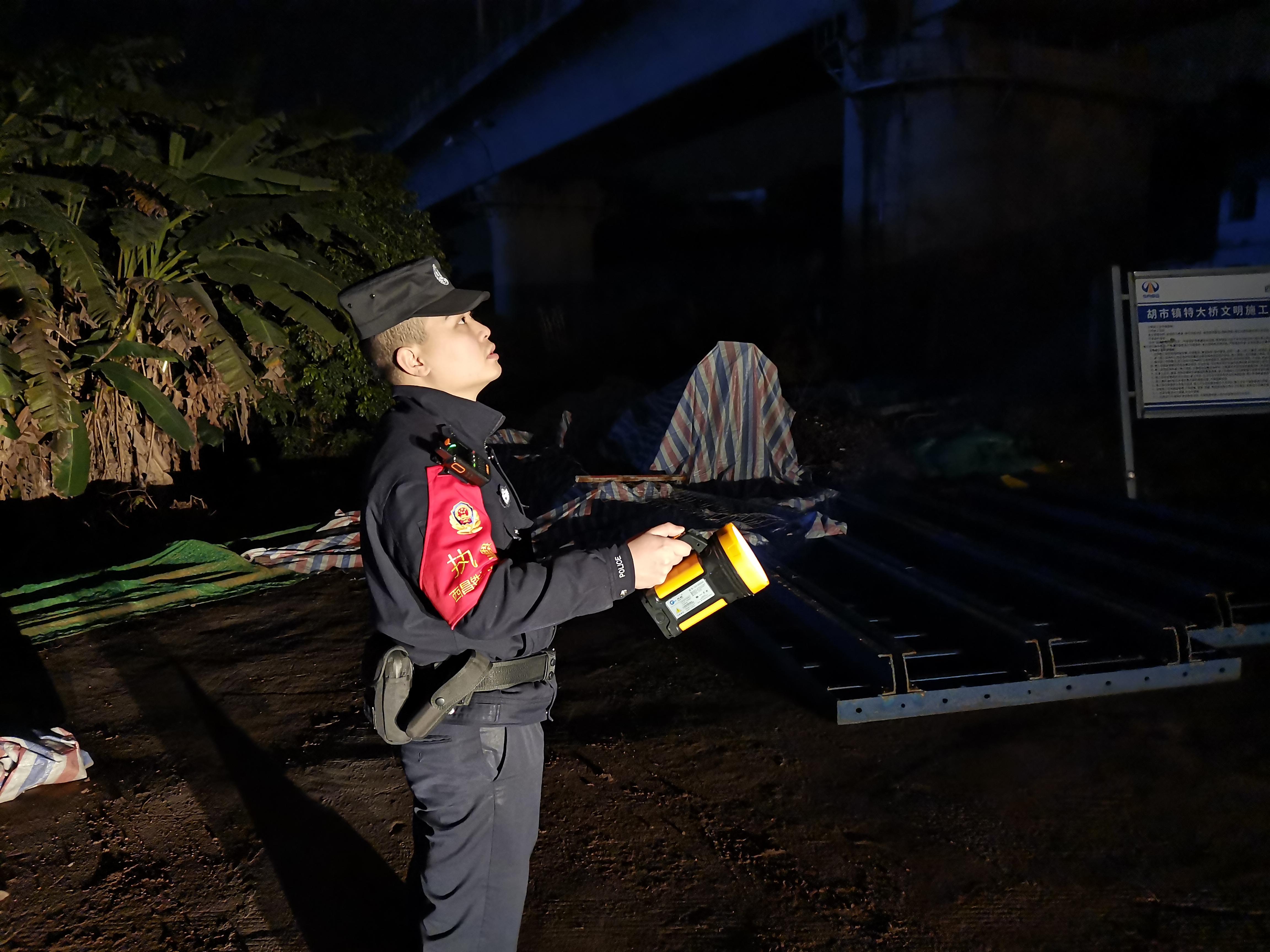 图4：民警查看铁路施工场地夜间情况.jpg