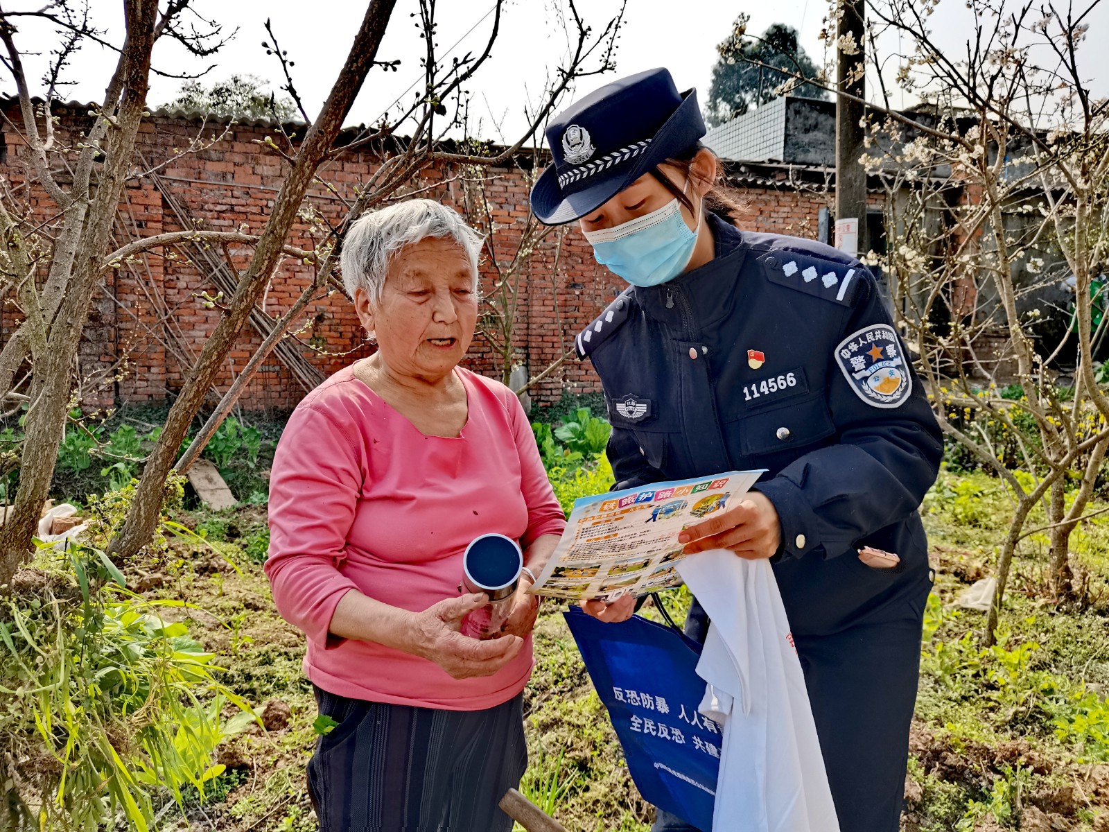 民警深入田间地头开展法制宣传.jpg