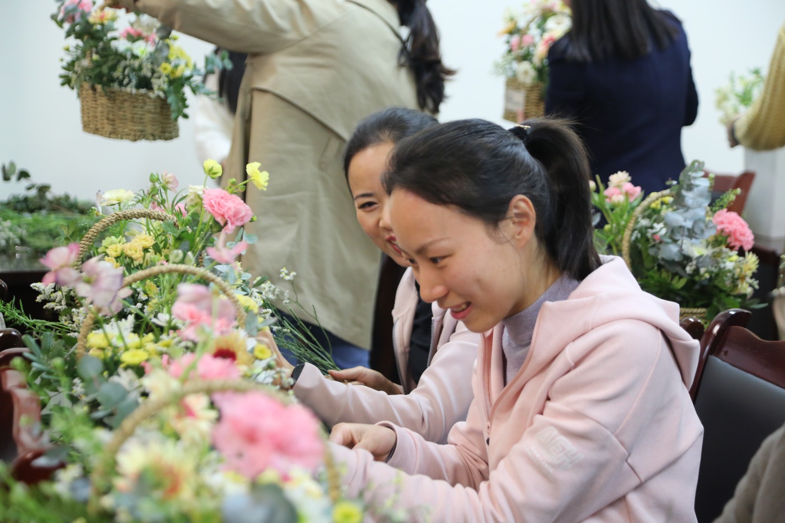 图片2：女干警正在插花.JPG