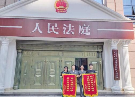 送锦旗.jpg