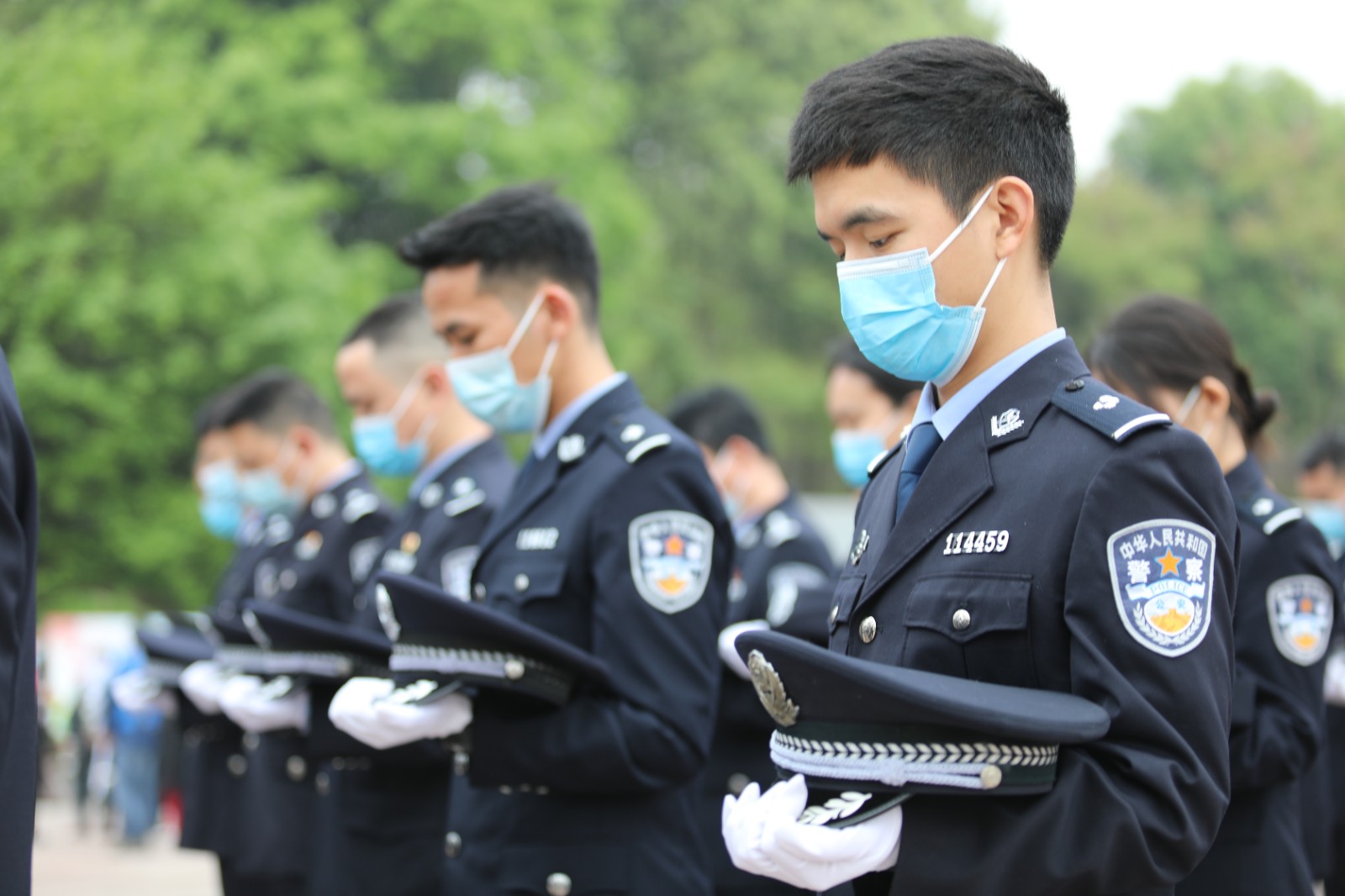 图1：民警向烈士纪念碑脱帽默哀.JPG