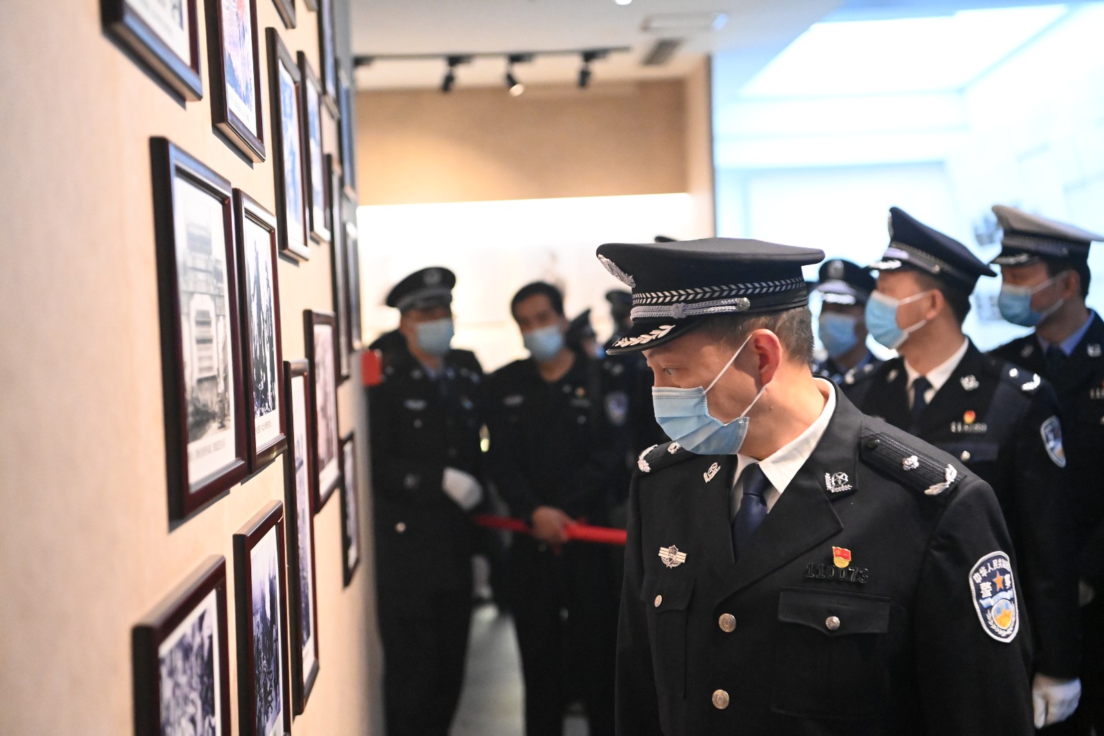 图6：民警参观烈士纪念馆.JPG