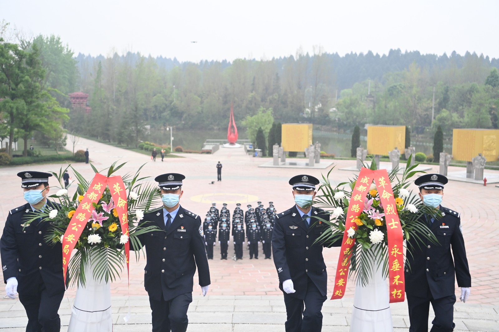 图3：铁路民警开展清明祭奠先烈活动.JPG