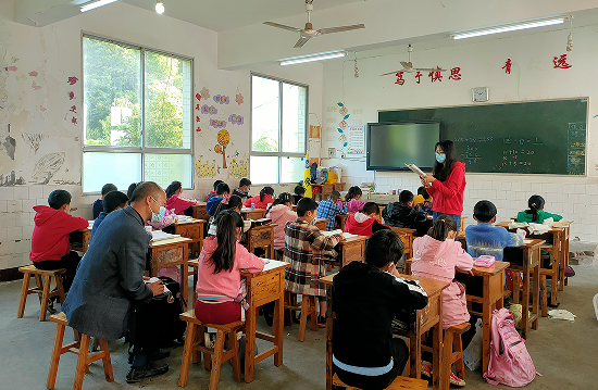 冉华明校长查看了该校教育教学常规管理及课后服务等资料,指出了我们