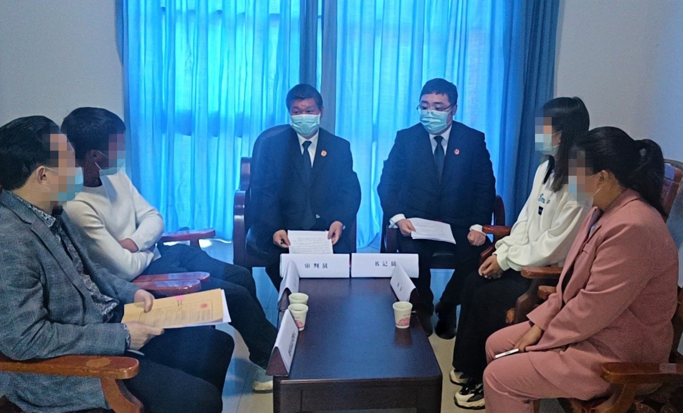 图片1：法官与双方当事人沟通.jpg