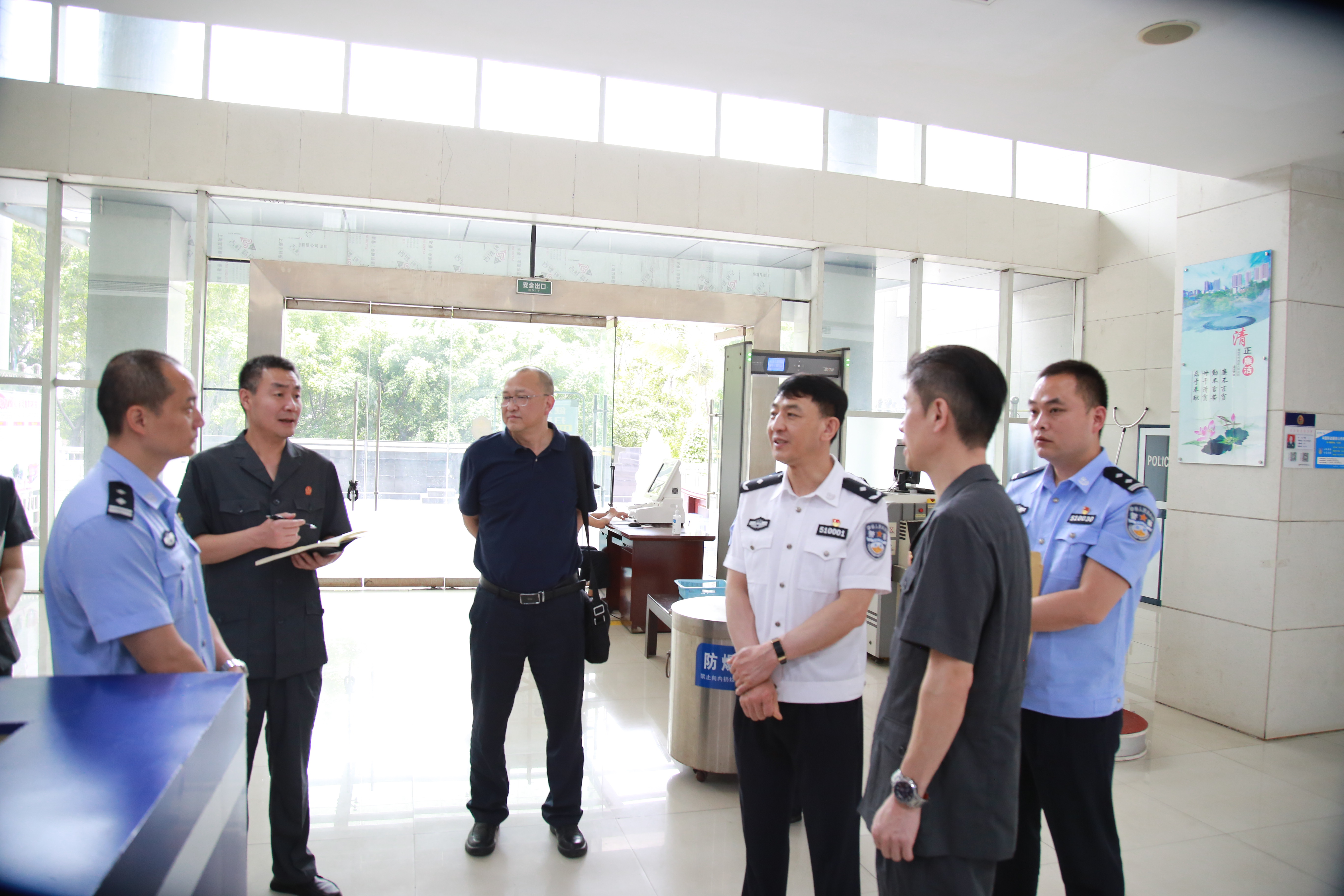 4月14日，省高院法警总队总队长刘佰利到我院督导警务工作1.jpg
