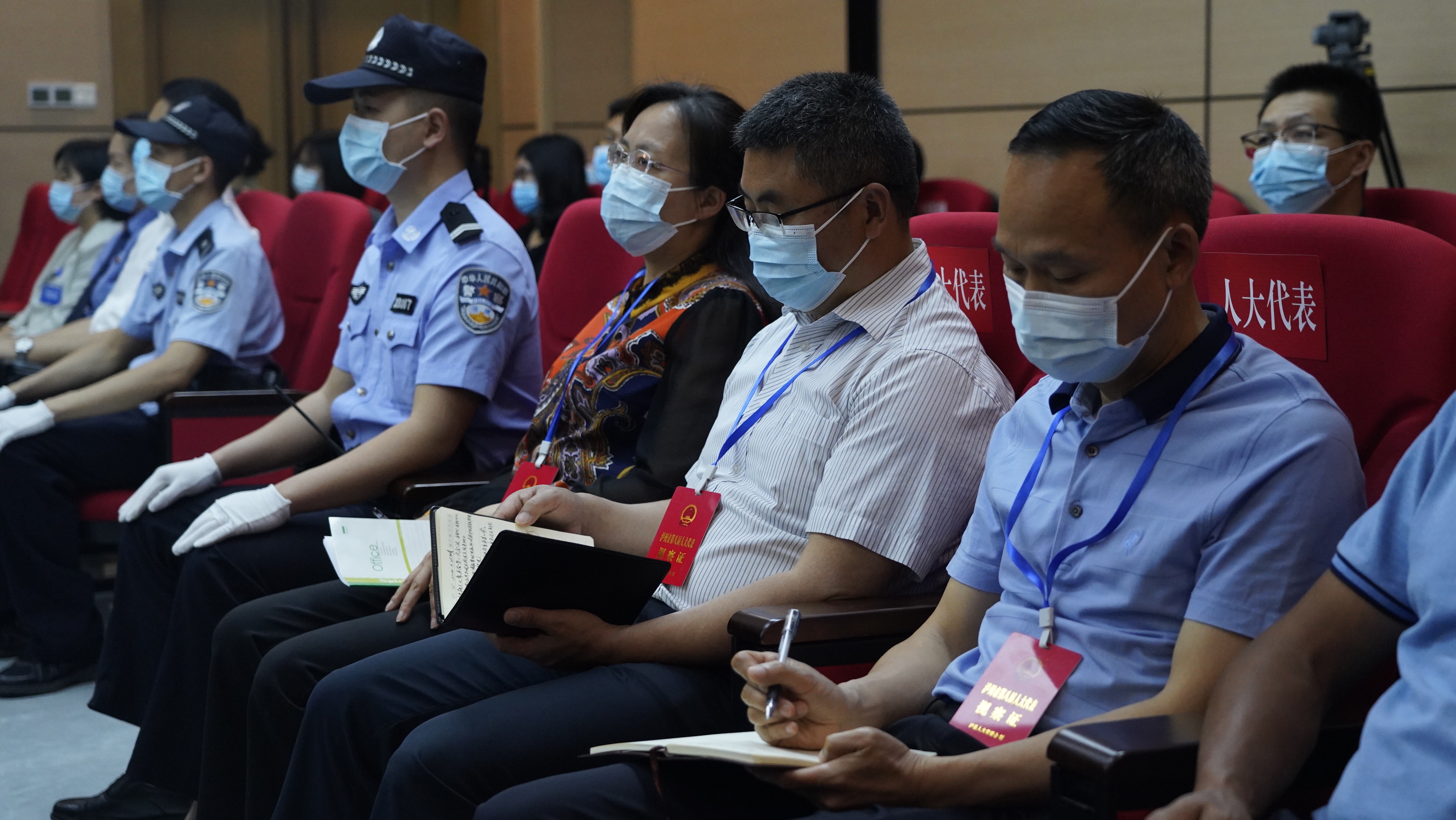 图②：邀请行政部门、人大代表、政协委员、社区群众、媒体等旁听庭审.JPG