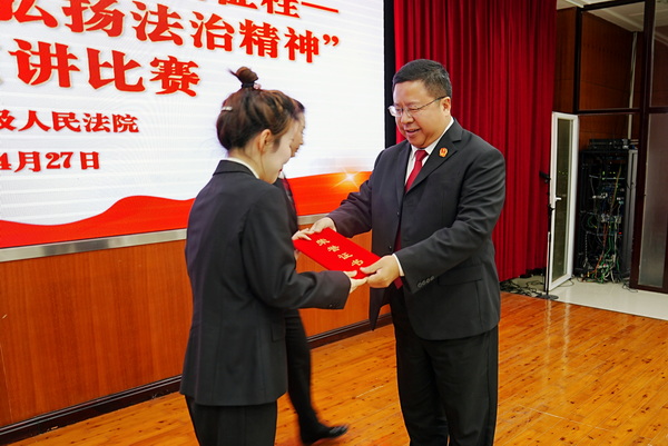 院长颁奖.jpg
