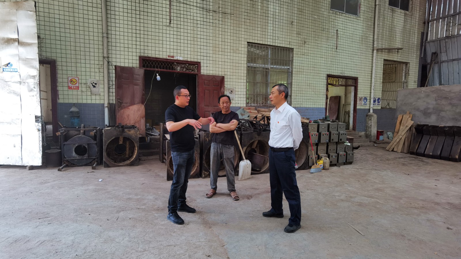 图片1：胡浩院长听取企业负责人需求.jpg