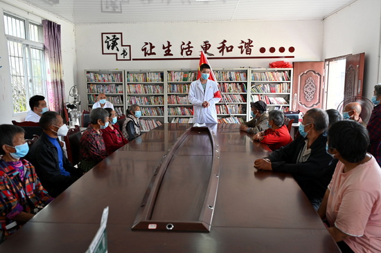 高梁镇中心卫生院在高镇鸳鸯桥村开设的“巡回课堂”。.jpg