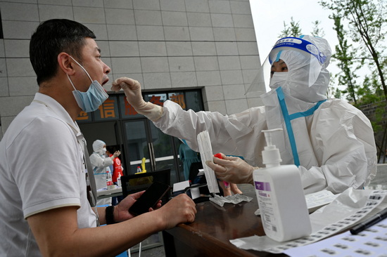 在内江卫生与健康职业学院，医护人员该院教职员工进行核酸采样.jpg